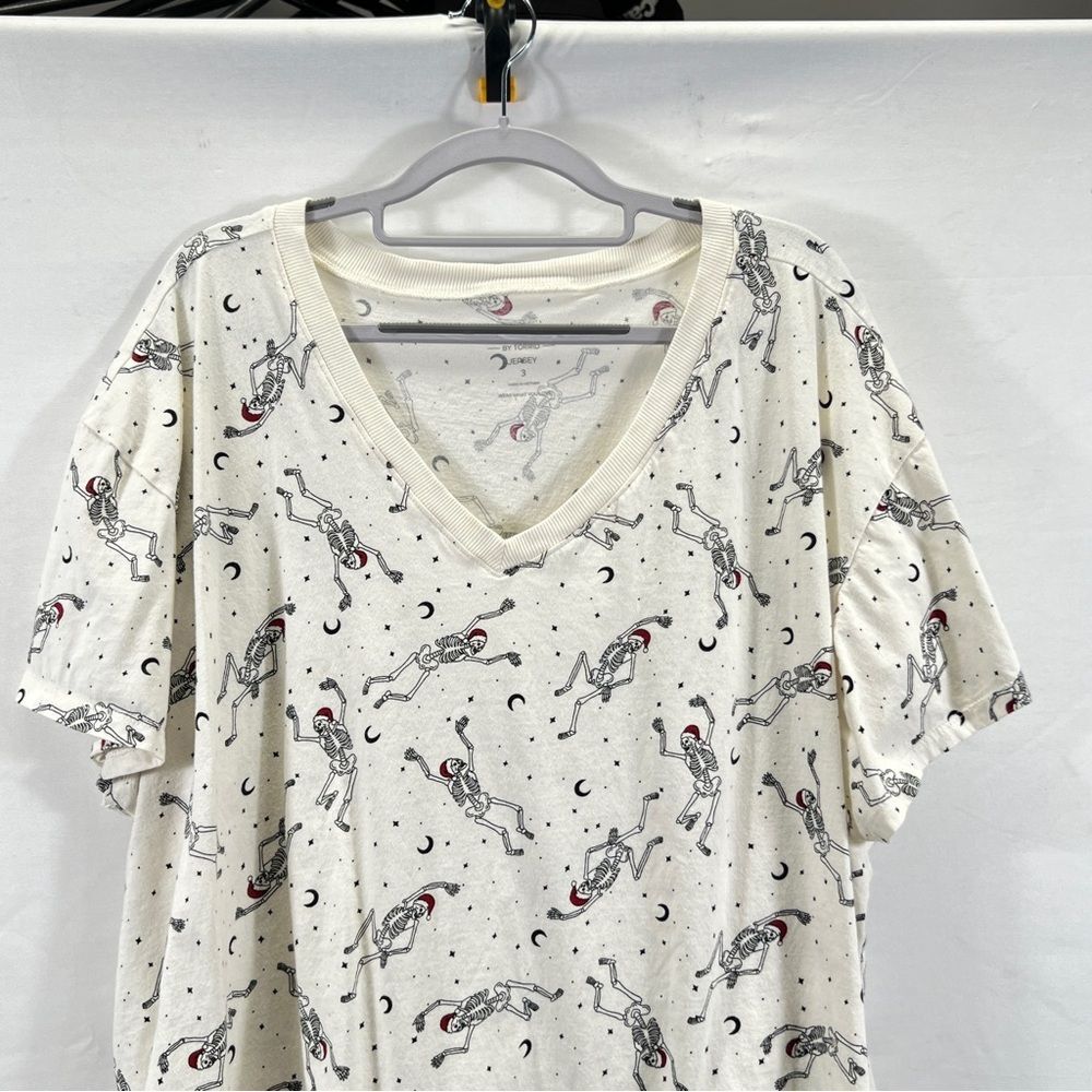 Torrid Dancing Santa Skellies Whisper White V-Neck Tee 0821 - Picture 2 of 7